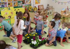 61 Dzieci oglądają kwiaty